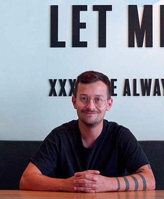 Portrait von Dennis Kostorz. Zufriedener Ansprechpartner bei Burgerheart Karlsruhe.