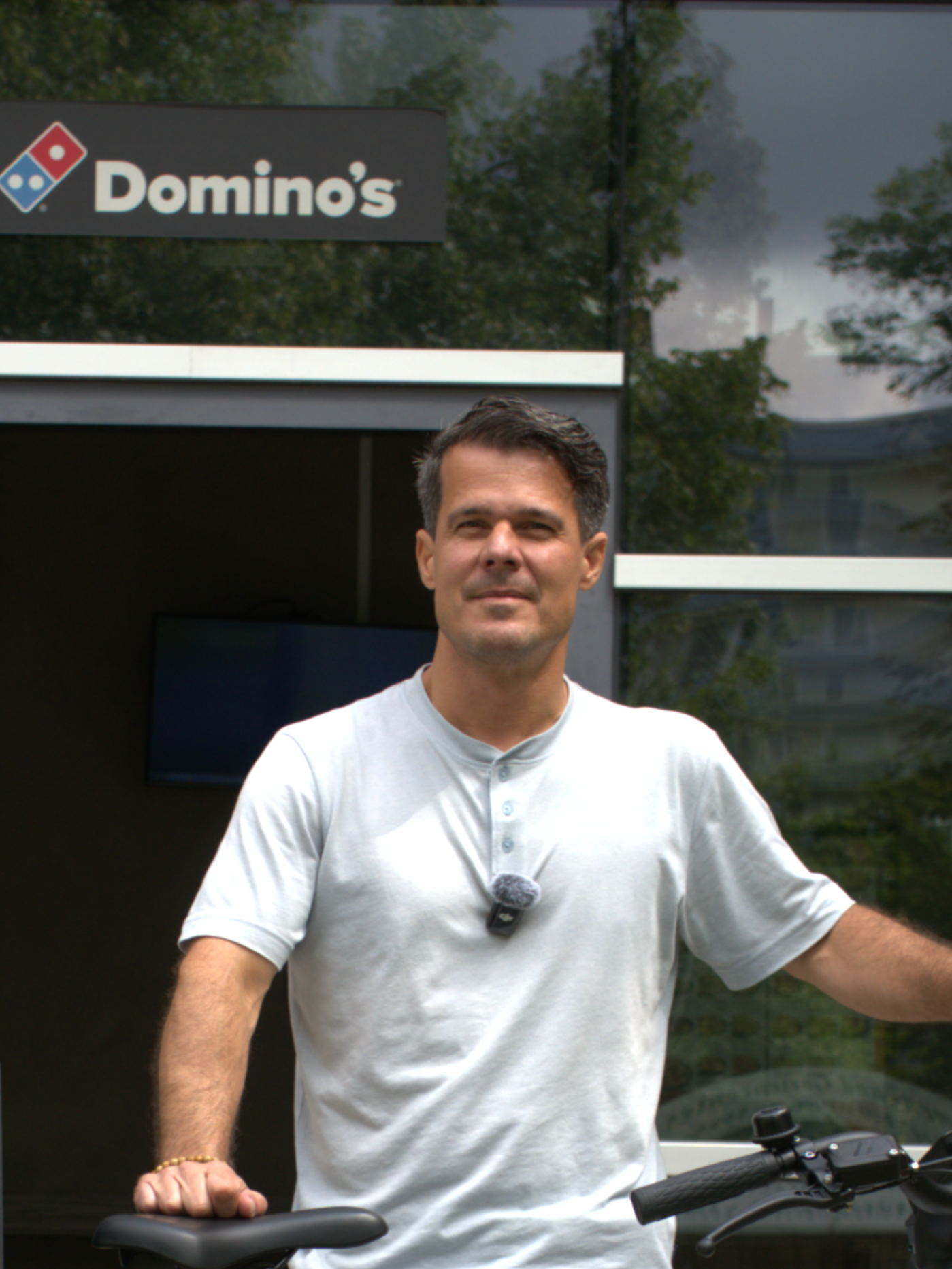 Portrait von Andras Greger. Zufriedener Ansprechpartner bei Domino's Milbertshofen-Am Hart & Moosach.