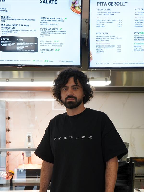 Portrait von Fotis Apostolidis. Zufriedener Ansprechpartner bei Fotis Greek Kitchen.