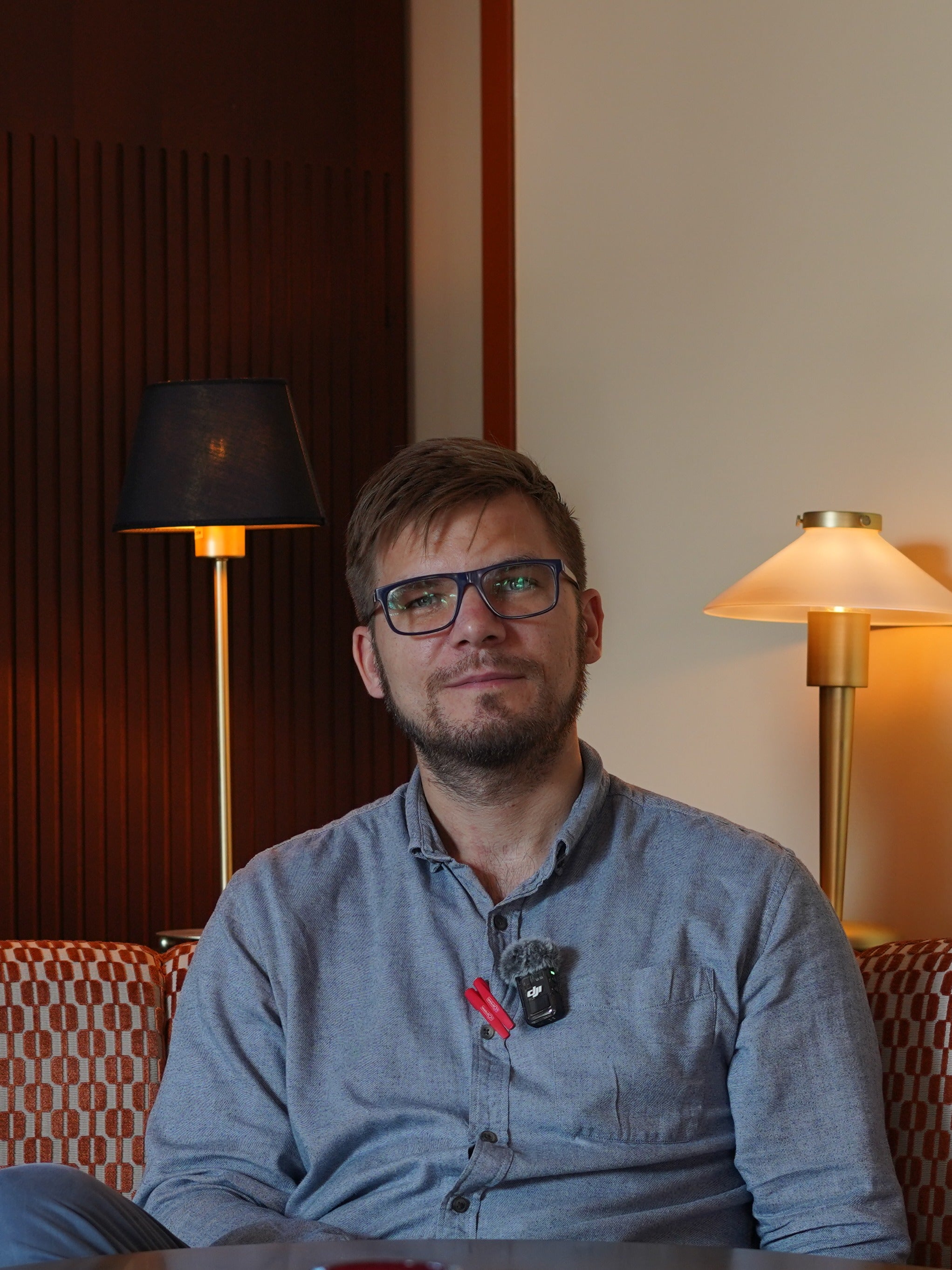 Portrait von Sascha van Tilburg. Zufriedener Ansprechpartner bei L‘Osteria.