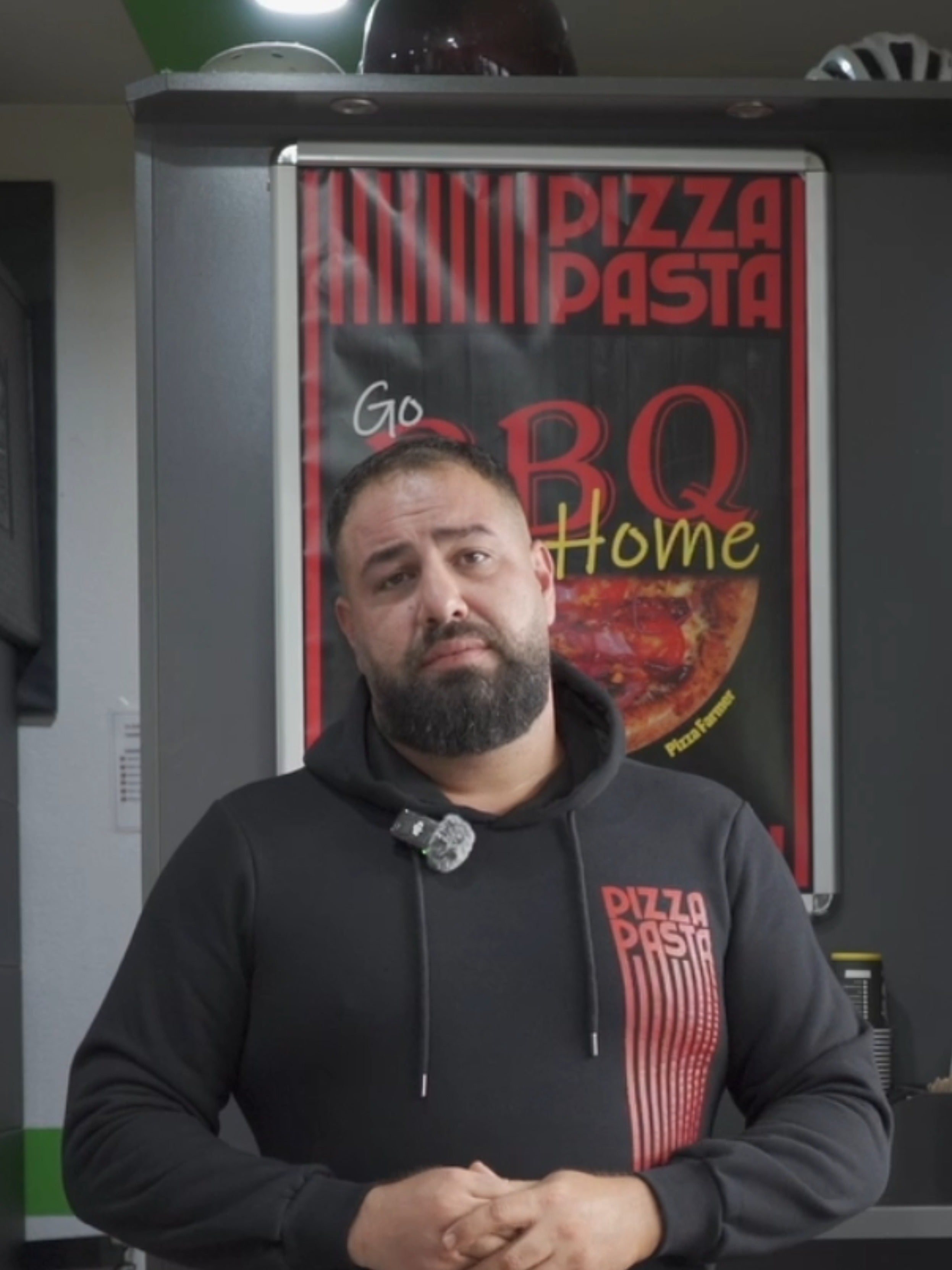 Portrait von Badi Ibrahim. Zufriedener Ansprechpartner bei Pizza & Pasta Tübingen.