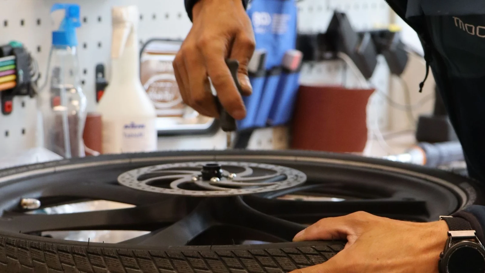 mocci-service-bike-tire-1